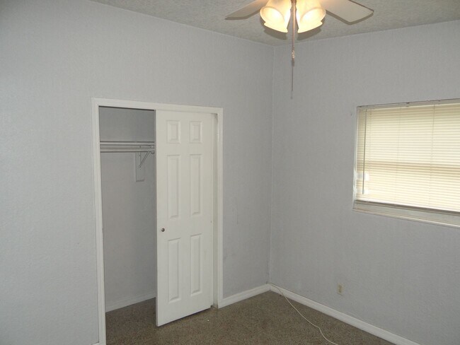 Building Photo - 2 bed, 1.5  bath in a quiet neighborhood