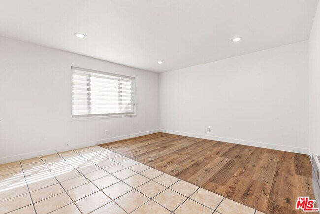 Building Photo - 2400 Vanderbilt Ln