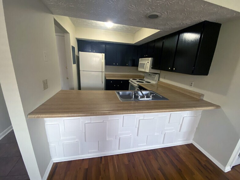 Building Photo - 562 Woodland Ave