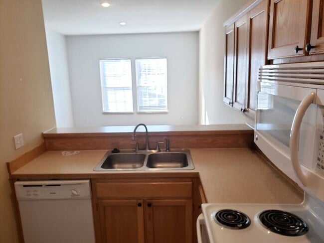 Building Photo - Beautiful Gardner Townhome-Available in MAY!!