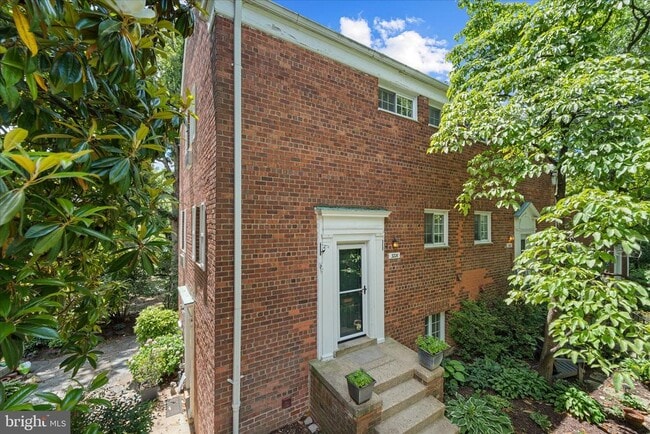 Building Photo - 3226 Gunston Rd