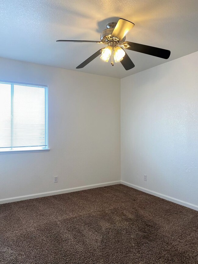 Building Photo - Move in special! Half off 1st month's rent...