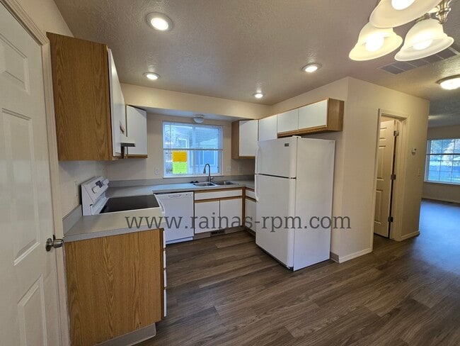 Building Photo - 1885 N Allumbaugh St