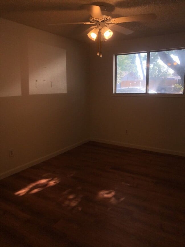 Building Photo - Spacious 3 Bedroom Home with Retro Charm!