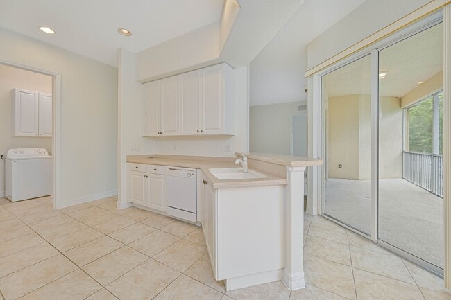 Building Photo - **Coach Home in Jonathans Bay - 3/2 + Den -  Water Views - 2 Car Garage**