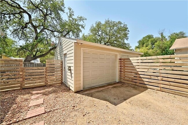 Building Photo - 209 E Live Oak St