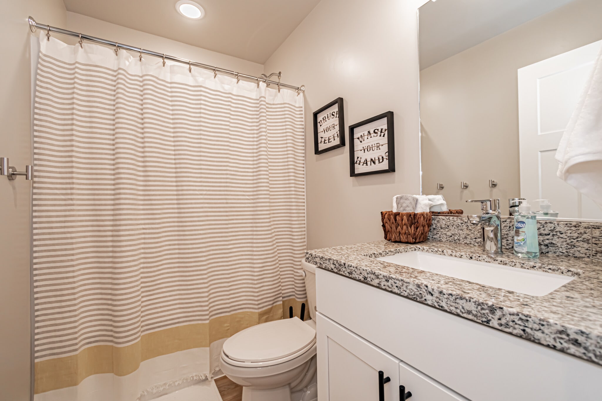 Building Photo - 380 S 3rd W