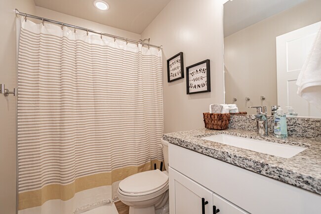 Building Photo - 380 S 3rd W