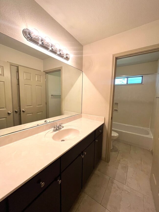 Building Photo - 4 Bed House - North of UT Campus
