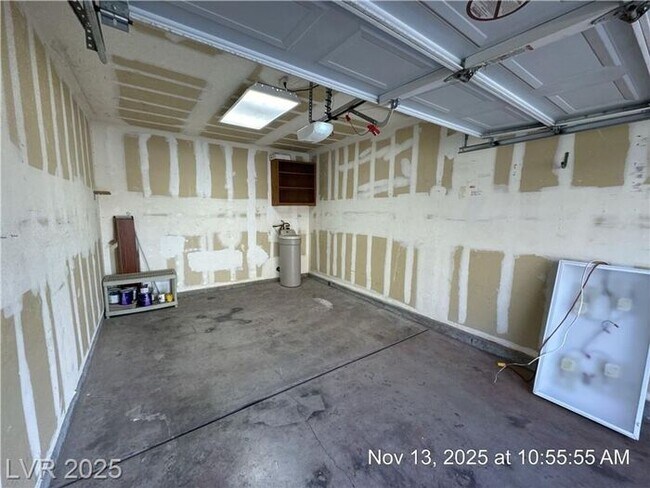 Building Photo - GORGEOUS 2nd FLOOR UNIT IN DESIRABLE GATED...