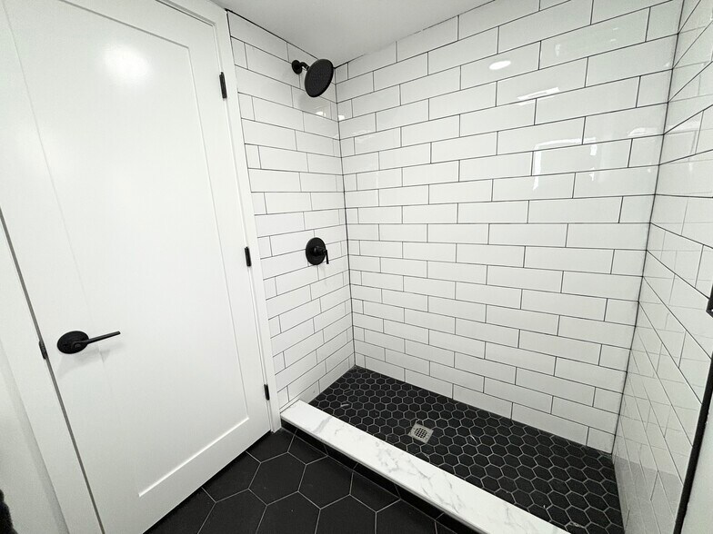 Building Photo - 165 W Main St