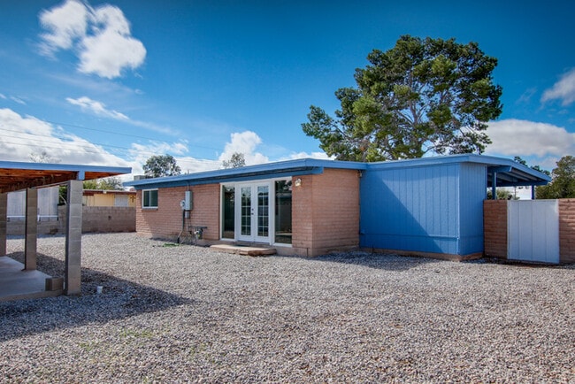 Building Photo - FOR RENT