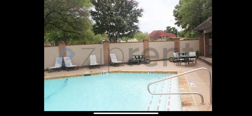 Building Photo - 334 W Harwood Rd