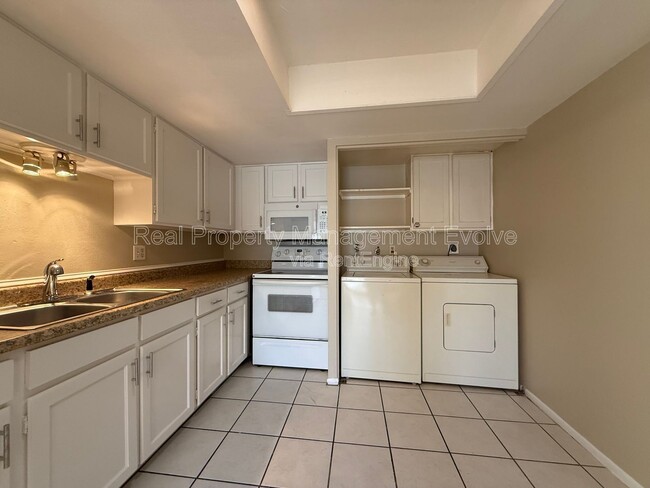 Building Photo - 8010 E Oak St