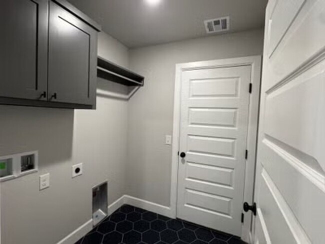 Building Photo - Stylish New Home!