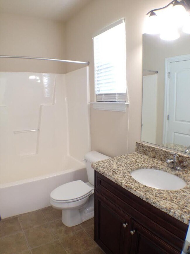Building Photo - Spacious 4-bedroom, 3-bathroom home in Che...