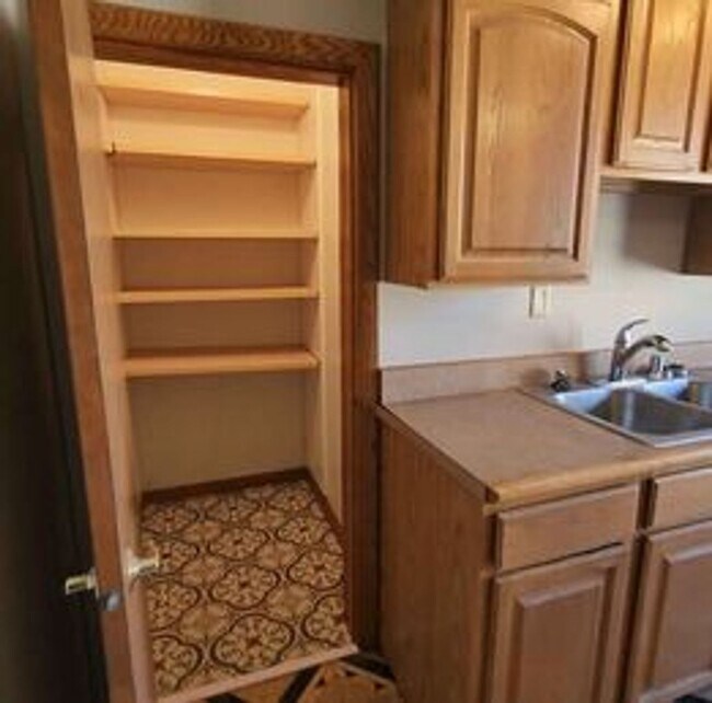 Building Photo - More Space than you can dream of! 5bed 2 b...