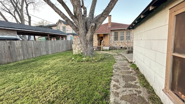 Building Photo - Highland Park 2/1 Home Ready for Move-In