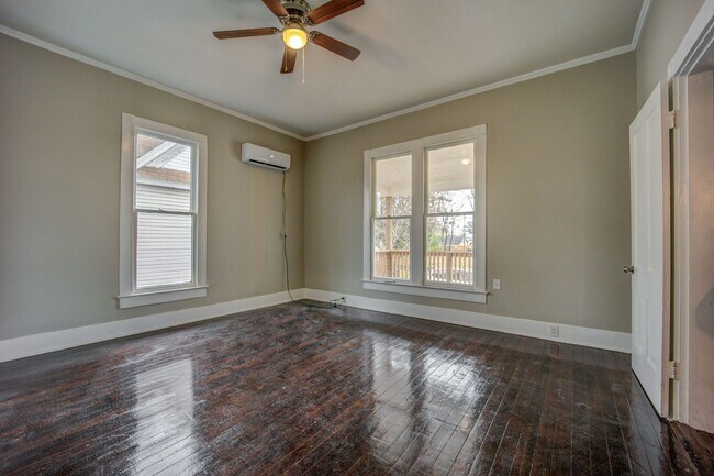 Building Photo - 516 S 17th St