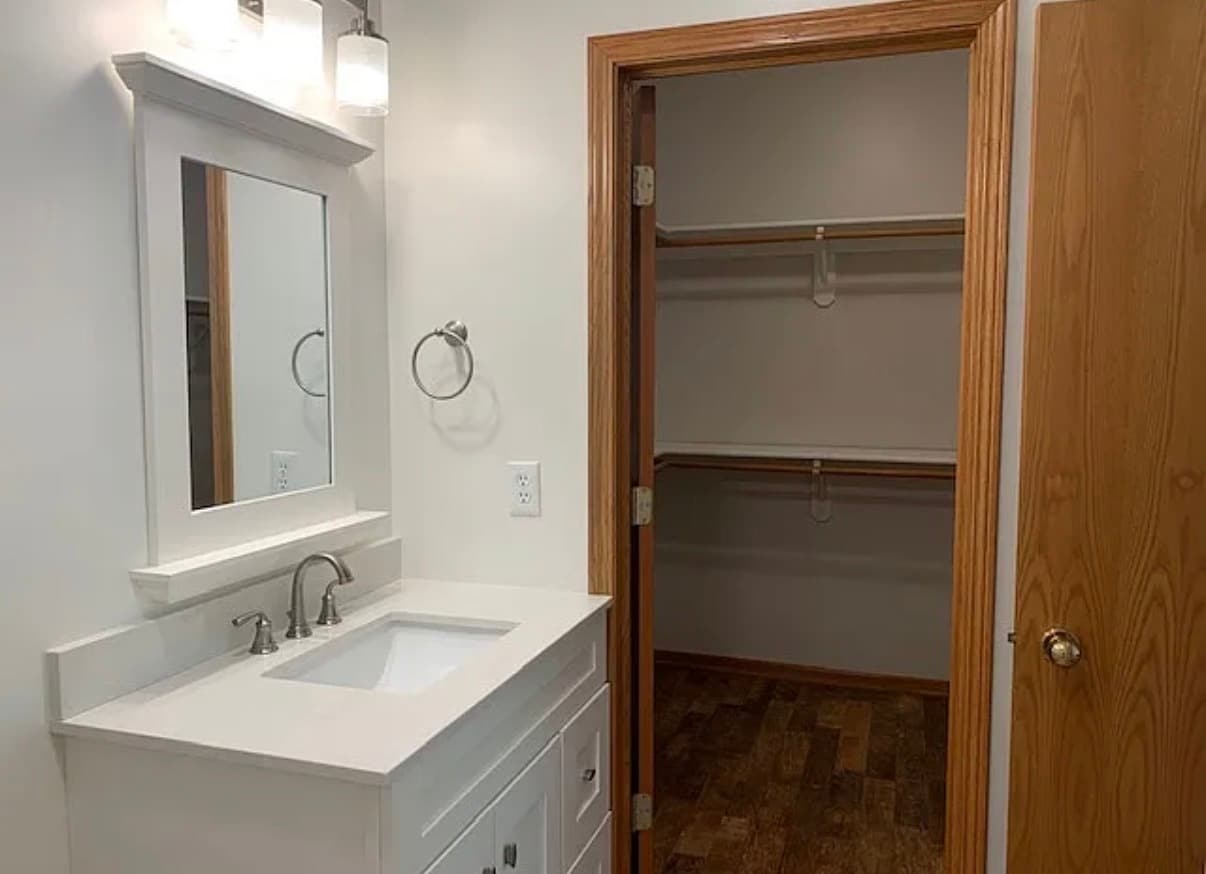 Building Photo - 2447 Patricia Dr