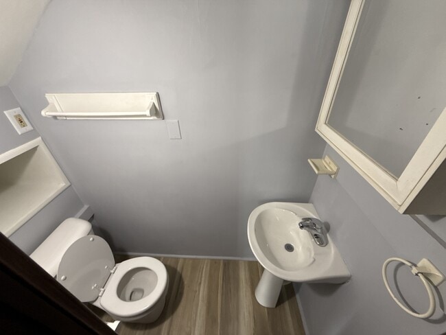 Building Photo - 913 10th St