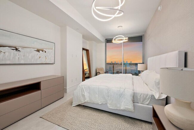 Building Photo - 220 Lake Shore Dr