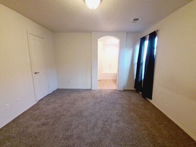 Building Photo - MOVE IN SPECIAL! 1/2 off 2nd months rent! Cute 3 bed, 2 bath home in Huning Ranch