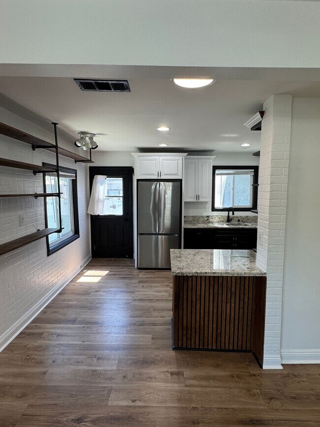 Building Photo - !! MOVE-IN SPECIAL !!  Bright Carson Front House Duplex with Modern Finishes