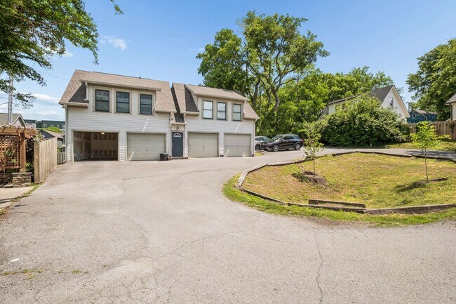Building Photo - 415 Van Buren St