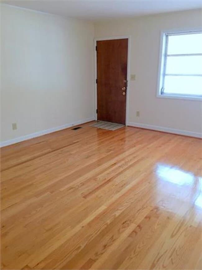 Building Photo - Brennen Road duplex