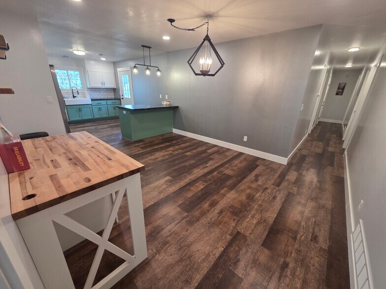 Building Photo - 401 Stallion Cir