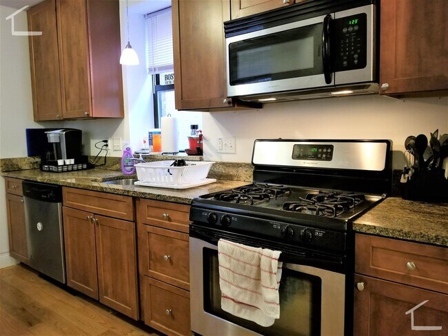 Building Photo - 3Br/1Bth apartment in Boston! Great location! Laundry in UNIT!