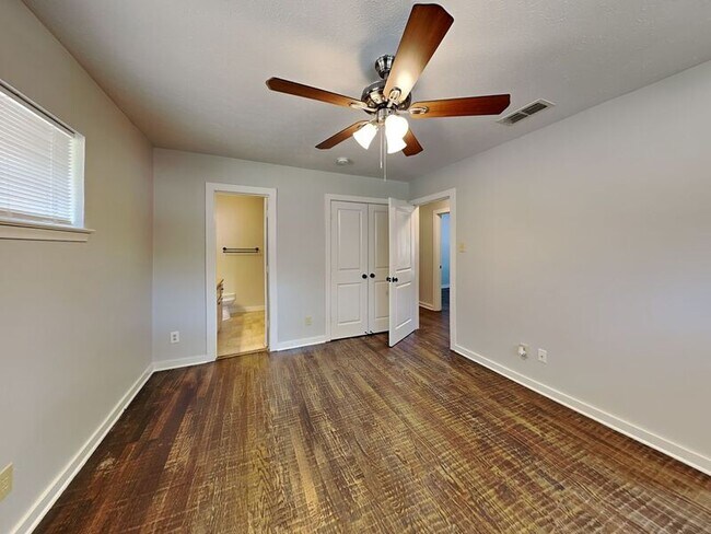 Building Photo - 5827 Caracas Dr