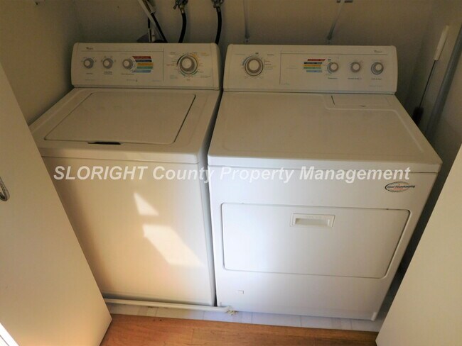 Building Photo - AVAILABLE AUGUST - Windermere Village Townhome - 3 Bed / 2.5 Bath