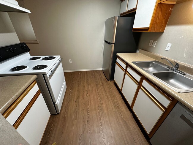 Building Photo - Available Now! 1/1 Apartment - **HUD Accepted** (upstairs)