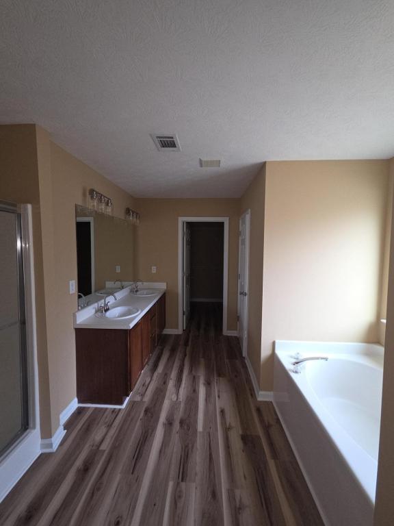 Building Photo - 1465 Stoneleigh Way