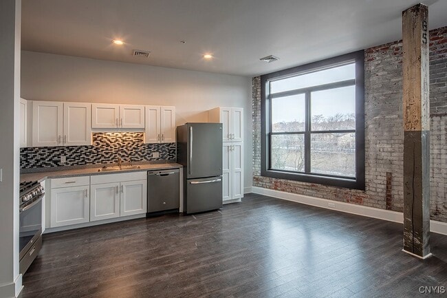 Building Photo - 800 N Clinton St