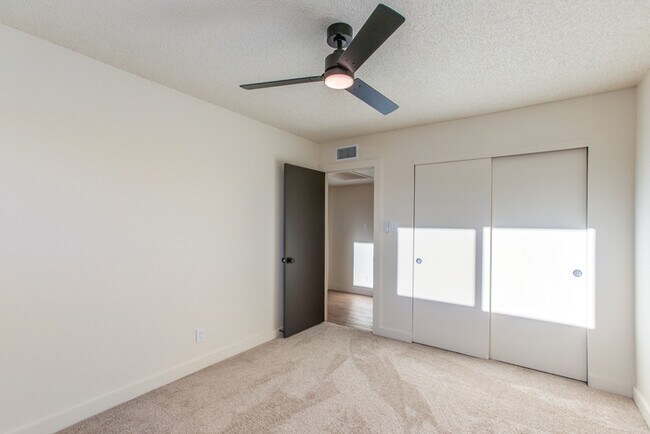Building Photo - Beautiful 4 Bedroom, 3 Bath Home on an Oversized 18,000 Sq Ft Lot