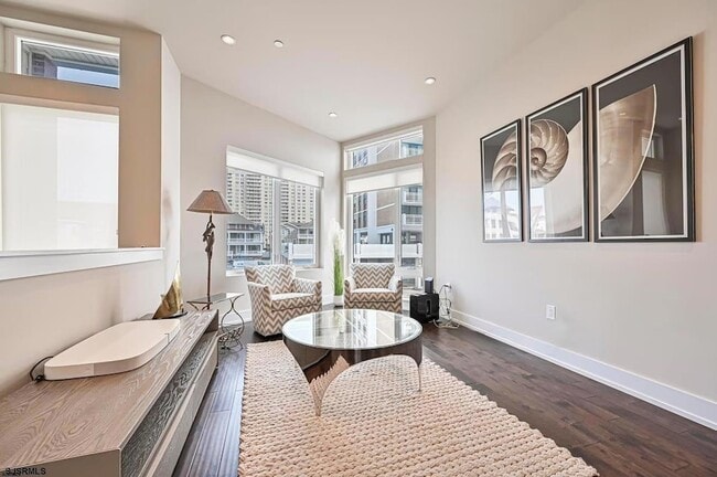 Building Photo - 112 S Weymouth Ave