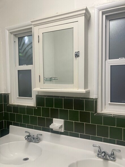 Building Photo - 432 S Oakhurst Dr