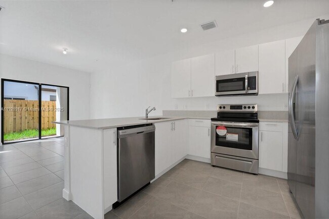 Building Photo - 286 SW 159th Dr