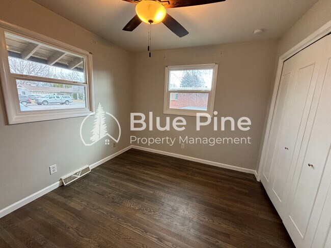 Building Photo - 1058 Mojave St