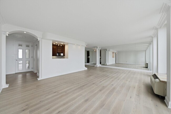 Building Photo - 111 E Chestnut St
