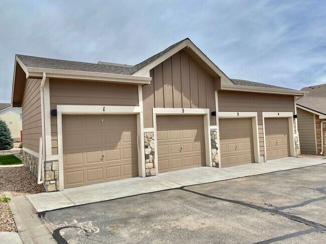 Building Photo - West Greeley Townhome with Garage!