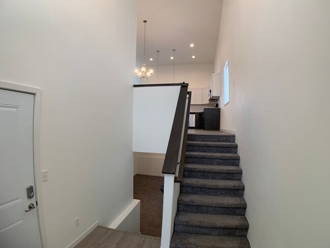 Building Photo - 4 Bed 2 Bath Single Family Home