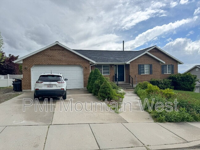 Building Photo - 484 E 900 N