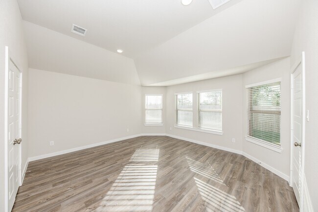 Building Photo - 32031 Splendor Dr