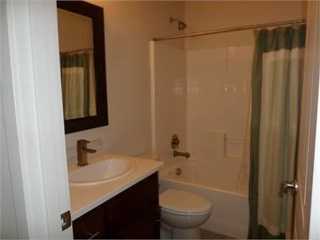 Building Photo - Stunning town home in the Ridgeview Place ...
