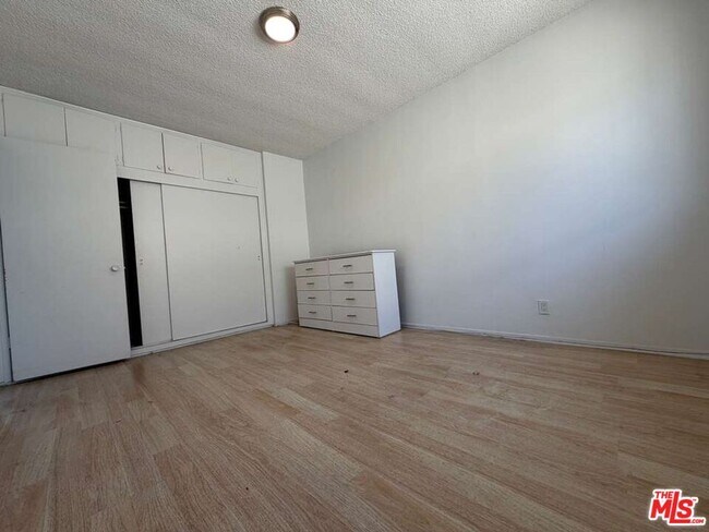 Building Photo - 1308 N Poinsettia Pl