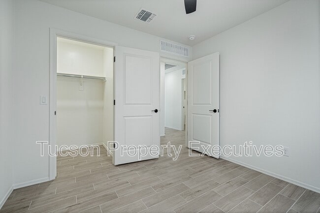 Building Photo - 10657 S Astraia Dr